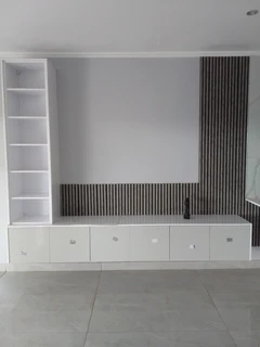 EXPERIENCED,  COMPETENT,  PROFESSIONAL AND SKILLED CARPENTER.