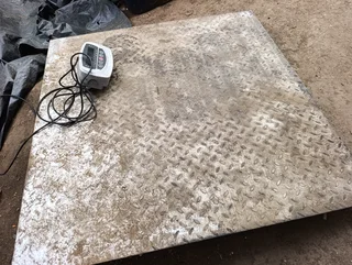 Low platform scale 1.5 by 1.5