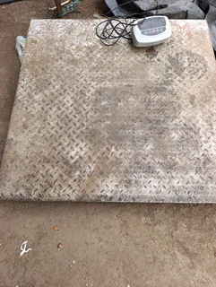 Low platform scale 1.5 by 1.5