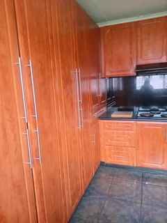 2 bedroom room available in Newlands West.