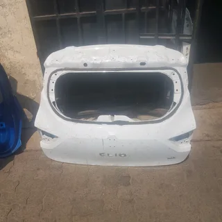 Renault clio tailgate available for sale