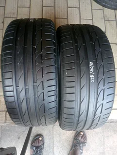 Two 225/40/18 brigdstone runfalt 90%