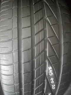 One 245/40/20 Goodyear runfalt 90%