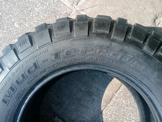 Set of 255/75/17 bf Goodrich mud terrain 95%