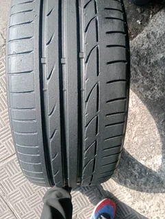 One 225/40/19 Bridgestone runfalt