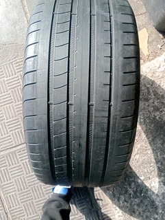 One 255/35/19 Goodyear runflat eagle F1