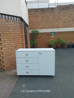 PROFESSIONAL,  EXPERIENCED,  COMPETENT AND SKILLED CARPENTER.