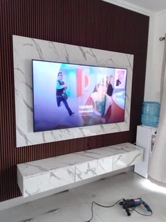 EXPERIENCED,  SKILLED, COMPETENT AND PROFESSIONAL CARPENTER.