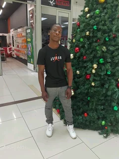 Hi am 32 years old driver looking for job