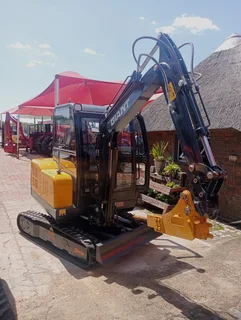 LY30C - GIANT 3 TON CAB MINI EXCAVATOR BRAND NEW