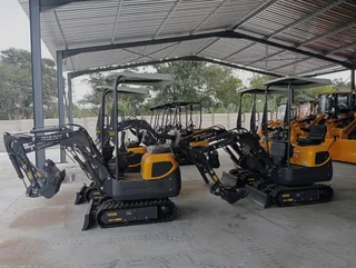 LY10 - GIANT 1 TON MINI EXCAVATOR BRAND NEW