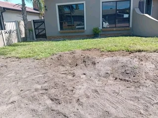 We do selling fresh green grass e.g Baffulo grass,kikuyu grass and Lm Berea grass