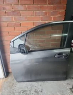 Toyota Yaris  (2013-2017) : Left Front Door (shell)