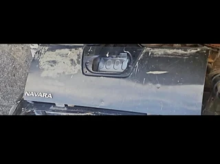 Nissan Navara : Tailgate