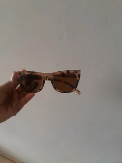 Trendy Sunglasses – Like New, UV Protection, Stylish Everyday Wear