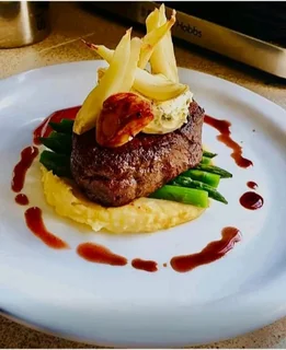 Freelance chef/full time available.