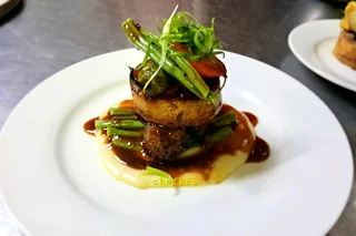 Freelance chef/full time available.