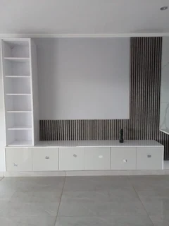 EXPERIENCED,  COMPETENT, PROFESSIONAL AND SKILLED CARPENTER.