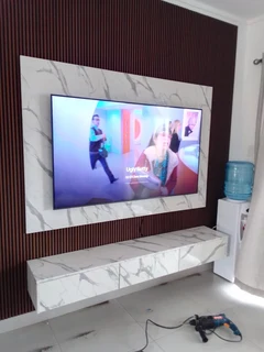 PROFFESIONAL,  SKILLED, COMPETENT AND EXPERIENCED CARPENTER.