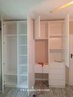 SKILLED, PROFFESIONAL,  COMPETENT AND EXPERIENCED CARPENTER.