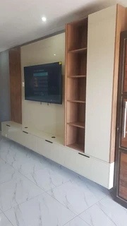 COMPETENT,  SKILLED, EXPERIENCED AND PROFESSIONAL CARPENTER.