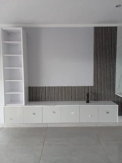 COMPETENT,  SKILLED, EXPERIENCED AND PROFESSIONAL CARPENTER.