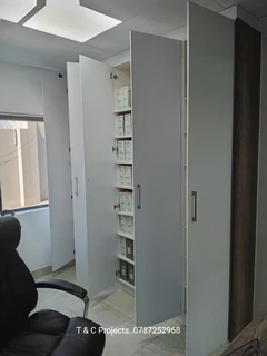 COMPETENT,  SKILLED,  EXPERIENCED AND PROFESSIONAL CARPENTER.