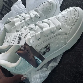 Very beautiful sneaker- (ssisy boy) size 6