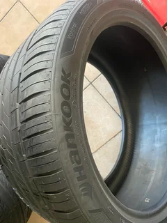 A clean set of 315 35 21 and 275 40 21 hankook tyres with 98% treads available for sale