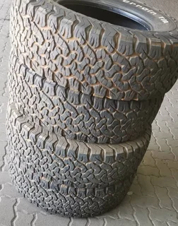 A clean set of 285 70 17 bf Goodrich ko2 tyres with 90% treads available for sale