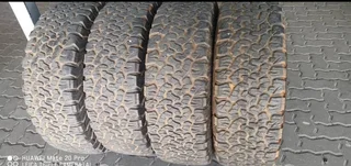 A clean set of 285 70 17 bf Goodrich ko2 tyres with 90% treads available for sale