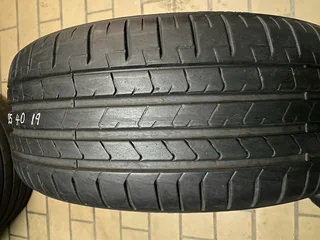 1x 225 40 19 Pirelli normal tyre with 95% treads available for sale