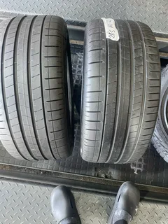 2x 285/40/20 Pirelli tyres with very good treads available for sale