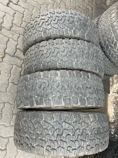 A clean set of 265 60 18 Bf Goodrich ko2 tyres with 90% treads available for sale