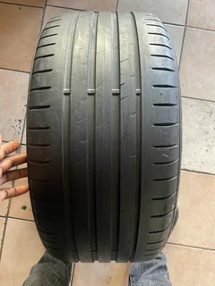 1x 255/35/19 Goodyear run flat tyre with good treads available