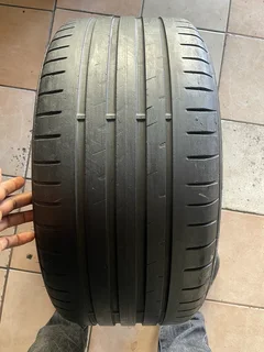 1x 255/35/19 Goodyear run flat tyre with good treads available