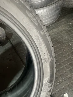 1x 275/40/19 Michelin run flat tire with 85% treads available for sale