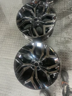 A clean set of 21inch Range Rover Evogue and Velar Original rims with tyres available for sale