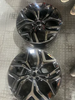 A clean set of 21inch Range Rover Evogue and Velar Original rims with tyres available for sale