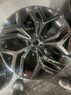 A clean set of 21inch Range Rover Evogue and Velar Original rims with tyres available for sale