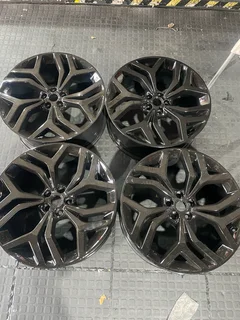 A clean set of 21inch Original Range Rover Evogue and Velar rims and tyres available for sale