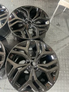 A clean set of 21inch Original Range Rover Evogue and Velar rims and tyres available for sale