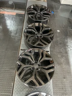 A set of 21inch Range Rover Evogue and Velar original rims with tyres available for sale