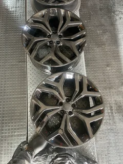 A set of 21inch Range Rover Evogue and Velar original rims with tyres available for sale
