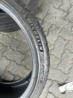 1x 275/30/20 Michelin pilot sport 4s tyre with great treads available for sale