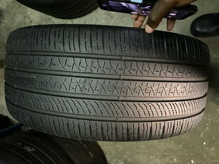 1x 265/35/22 Pirelli tyre with good treads available for sale