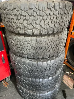 A good set of 265/65/17 Bf Goodrich ko2 tyres with good treads available for sale