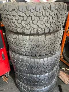 A good set of 265/65/17 Bf Goodrich ko2 tyres with good treads available for sale