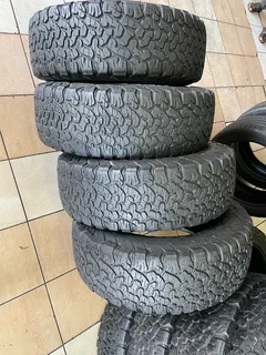 A clean set of 265/70/17 bf Goodrich ko2 tyres with good treads available for sale