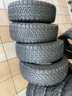 A clean set of 265/70/17 bf Goodrich ko2 tyres with good treads available for sale